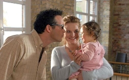 Zwei Männer und ein Baby