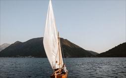 Segel setzen an Montenegros Küste