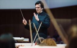 Michael Sanderling dirigiert