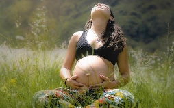 Radikale Mütter: Warum riskieren Frauen eine Alleingeburt?