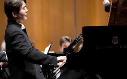 Jakub Hruša dirigiert die Berliner Philharmoniker: Mit Seon-Jin Cho