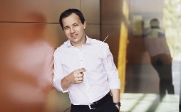 Dominik Beykirch dirigiert Bernstein, Gershwin und Kapustin - der Stuttgarter Liederhalle vom 31.12.2024