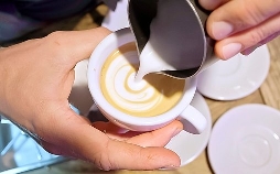 Wie ein Barista Espresso und Latte Art macht