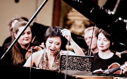 Yuja Wang spielt und dirigiert George Gershwin