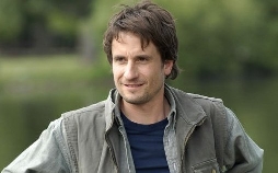 Der Mann an ihrer Seite