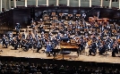 Víkingur Ólafsson und das Bergen Philharmonic Orchestra spielen Ravel und Grieg - Musikfest Bremen 2022 | TV-Programm von arte
