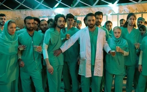 The Actor 
 Ali und Morteza glänzen bei ihrem Auftritt auf einer Universitätsfeier, werden von ihrem Auftraggeber jedoch um den versprochenen und so dringend benötigten Vorschuss betrogen. Kurz nach dieser Niederlage nimmt ein gewisser Majid Kontakt zu den beiden auf und stellt ihnen einen ungewöhnlichen Job mit attraktiver Bezahlung in Aussicht. Eine letzte Chance, doch noch an das Geld für die Theatermiete zu kommen? Morteza streitet derweil mit Sara, die durch Zufall erfährt, dass dieser nicht ehrlich zu ihr war. Ali macht wiederum eine neue Bekanntschaft: Majids Kollegin Nasi.