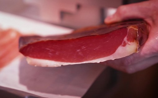 Im Schinkenhimmel - Spezialitäten aus Deutschland 
 Geräuchert, gepökelt oder luftgetrocknet: In ganz ...