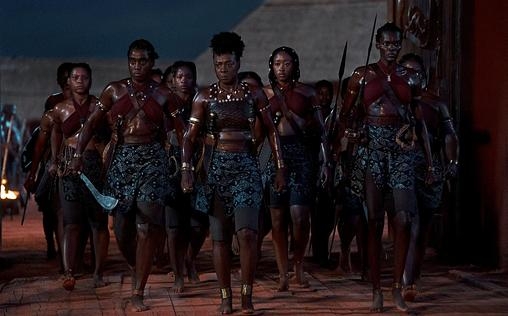 The Woman King 
 West-Afrika im Jahr 1823: Im Königreich Dahomey leben die Agojie, eine Gruppe Kriegerinnen, die ihre Heimat verteidigen. Nanisca ist Generalin der weiblichen Militäreinheit, die als Amazonen vor keinem Streit zurückschrecken. Zusammen mit ihrer Ziehtochter Nawi kämpft sie gegen grausame Ausländer und andere benachbarte Stämme, die ihre Existenz bedrohen. Portugiesische Invasoren von ausserhalb versklavten nämlich Mitglieder ihres Stammes und warnen, alles zu zerstören, was Nanisca und Nawi heilig ist. Ausserdem drohnt General Oba Ade mit seinem Oyo-Imperium ihre gesamten Lebensweise ins Jenseits zu befördern. Deshalb ist Dahomeys König Ghezo mit dem Nachbarland auf Kriegsfuss und ein entbrennender Konflikt scheint unvermeidlich. Doch können Befreiungsaktionen und Angriffe die Situation entschärfen?