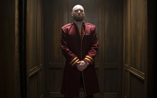 The Doorman - Tödlicher Empfang 
 Die ehemalige Marine-Soldatin Ali Gorski (Ruby Rose) kehrt nach ihrem letzten Einsatz nach New York zurück und verdient sich ihre Brötchen fortan als Portier eines luxuriösen New Yorker Hochhauses. Als eine Gruppe Kunstdiebe und ihr ebenso skrupelloser wie kultivierter Anführer Victor Dubois (Jean Reno) in die Wohnung eindringen wollen, in der mittlerweile Alis Schwester und ihr Schwager mit ihren Kindern leben, weil sie dort einige wertvolle Gemälde versteckt haben, muss Ali die Angreifer abwehren, um die Familie ihrer Schwester zu beschützen. Die Diebe haben die Rechnung ohne die Pförtnerin mit den tödlichen Kampffähigkeiten gemacht, doch als die Diebe immer brutaler vorgehen, benötigt Ali ihre ganze Erfahrung als Marine, um den Showdown zu beenden und Dubois und seine Handlanger zu besiegen.