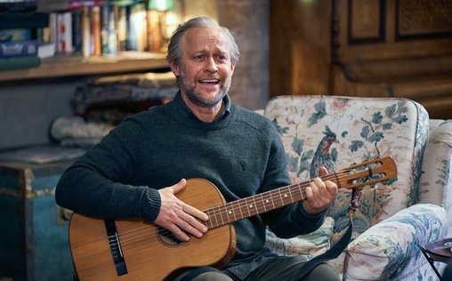 Der Pfau 
 Höchst vergnügliche, skurrile Krimikomödie mit einem herausragend aufspielenden All-Star-Ensemble um Jürgen Vogel, Lavinia Wilson, Tom Schilling und Annette Frier. Als ein Pfau auf einem schottischen Landsitz das Zeitliche segnet, gerät das Wochenendseminar einer Investmentbanking-Truppe völlig außer Kontrolle. 
Die Frankfurter Investmentbankerin Linda Bachmann besucht mit ihrem Team ein Wochenendseminar auf dem Landsitz von Lord und Lady McIntosh in Schottland. Die Jahresbilanz ist schlecht, Misstrauen herrscht. Gerüchte über eine Neustrukturierung kursieren. Das Anwesen ist heruntergekommen, worüber die Köstlichkeiten der begnadeten Köchin Helen nicht hinwegtäuschen können. Zudem erweist sich das Konzept der jungen Workshop-Leiterin Rebecca als fragwürdig. Als der Lieblingspfau des Lords verschwindet, bricht Chaos aus. Zudem beginnt es überraschend zu schneien.
