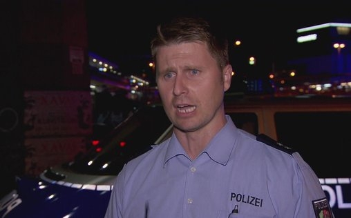 Auf Streife 
 Mann wird nackt vor die Tür gesetzt