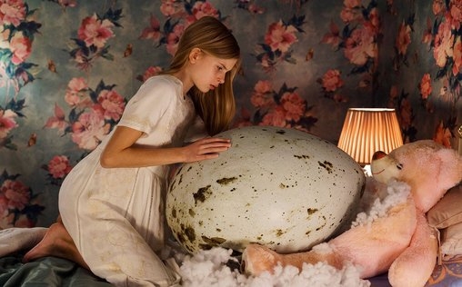 Hatching 
 Die zwölfjährige Tinja ist ein gutes Mädchen und eine liebe Tochter, ganz so wie es sich die fordernde Mutter wünscht, die den Familienalltag immer wieder für ihren Blog hernimmt: Wonderful Everyday Life. Eines Abends verirrt sich ein Vogel in dem Haus der Familie, und die Mutter dreht dem gefangenen Tier mir nichts dir nichts den Hals um. Des Nachts erlöst Tinja den Vogel von seinen Qualen und entdeckt dessen Nest, in dem ein Ei liegt. Tinja kümmert sich um das schnell wachsende Ei, aus dem bald schon eine Kreatur halb Mensch halb Vogel schlüpft, die das genaue Gegenteil von Tinja ist und doch mit ihr verbunden: „Alli“ ist hässlich, aggressiv, stinkend, impulsgetrieben. Tinja versteckt die Kreatur bei sich, welche bald schon den Nachbarshund tötet, eine Konkurrentin beim Turnen anfällt und sich um alles kümmert, was die „gute“ Tinja nicht einmal zugeben würde…