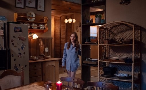 The Strangers: Chapter 1 
 Nachdem ihr Auto in einem kleinen unheimlichen Dorf den Geist aufgibt, muss das junge Paar Maya (Madelaine Petsch) und Ryan (Froy Gutierrez) die Nacht in einer nahegelegenen Hütte verbringen. Als sie von drei maskierten Fremden, die scheinbar kein Motiv haben und kein Mitleid zeigen, terrorisiert werden, bricht Panik aus.