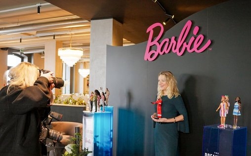 Barbie - Die perfekte Frau? 
 Barbie ist ein Phänomen! Sie war Präsidentin oder ...