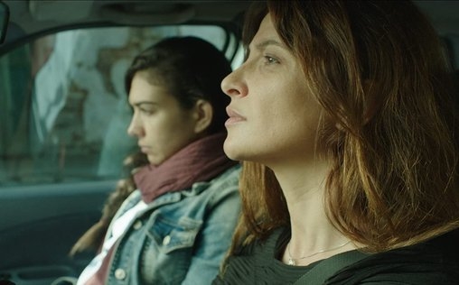 Open Door 
 Rudina (Luli Bitri) ist Näherin in einer Fabrik. Neben ihrer Arbeit kümmert sie sich auch um ihren fünfjährigen Sohn Orion (Maxwell Guzja), den sie allein aufzieht, und um ihre gebrechlichen Schwiegereltern. Ihr Mann arbeitet in Italien, und sie sehen sich nur einmal im Jahr. Auch Rudinas Schwester Elma (Jonida Vokshi) lebt und arbeitet in Italien. 

Als diese anlässlich des Todestages ihrer Mutter mit der Fähre aus Bari zurückkommt, um den Vater (Sotiraq Bratko) zu besuchen, sieht Rudina schockiert, dass ihre Schwester schwanger ist. Für den Vater, das Familienoberhaupt, wird es ein Problem sein, seine unverheiratete Tochter schwanger zu sehen. Die beiden Schwestern machen sich zusammen mit Orion auf den Weg in ihr Heimatdorf und kommen auf die Idee, einen Mann zu gewinnen, der während ihres Besuchs vorgibt, ihr Ehemann zu sein.

Das Roadmovie wurde als albanischer Beitrag für den besten fremdsprachigen Film bei der Oscar-Verleihung 2021 ausgewählt. 

Das MDR-Fernsehen sendet den Film als deutsche Fernsehpremiere.


Mitwirkende

Musik: Aleksandar Pejovksi
Kamera: Sevdije Kastrati
Buch: Florenc Papas, Ajola Daja
Regie: Florenc Papas


Darsteller

Rudina: Luli Bitri
Elma: Jonida Vokshi
Vater: Sotiraq Bratko
Geni: Elidon Alikaj
Orion: Maxwell Guzja
Rezeptionist: Gulielm Radoja
Rezart: Visar Vishka
Schwiegervater: Jorgaq Tushe
Italienischer Chef: Kastriot Shehi
Indrit: Andi Begolli
Passerby: Lutfi Hoxha
und andere