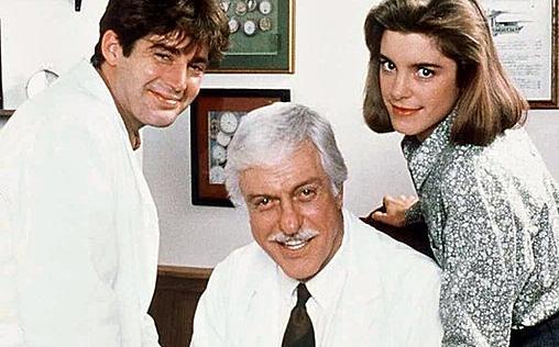 Diagnosis Murder Two Birds With One Sloan Wer streamt Diagnose: Mord? - Prüfe die Verfügbarkeit von Filmen & Serien