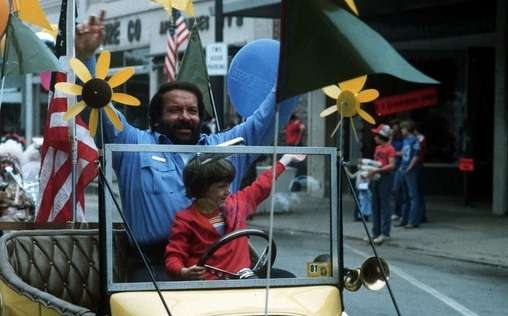 Buddy haut den Lukas 
 Sheriff Craft hat mit seinem kleinen Pflegesohn vo...