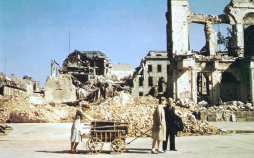 Das Kriegsende in Farbe 
 Das Kriegsende in Farbe - Visionen der Hölle