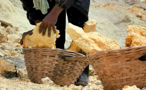 Leben mit Vulkanen 
 Kawah Ijen: Inmitten der Schwefelhölle