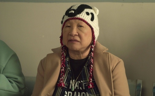 Awkwafina Is Nora from Queens 
 Legt euch nicht mit Omas an