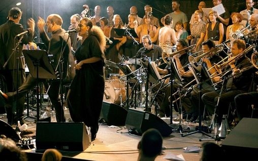 A Symphony of Noise 
 A Symphony of Noise“ taucht ein in die Klangwelten des gefeierten britischen Musikers und Klangforschers Matthew Herbert. Wa¨hrend der Ku¨nstler mit seinen Kompositionen aus Umweltgera¨uschen permanent die Genregrenzen von klassischer und elektronischer Musik sprengt, fordert er sein Publikum auf, die Ohren fu¨r den Klang der Welt zu o¨ffnen: Menschen sollen ho¨ren, wie sie noch nie zuvor geho¨rt haben. Der Film wurde 2021 mit dem Deutschen Filmpreis für beste Tongestaltung ausgezeichnet und für die Kategorie „Bester Schnitt“ nominiert. 2022 wurde er als bester Musikfilm nominiert für den Deutschen Dokumentarfilmpreis.