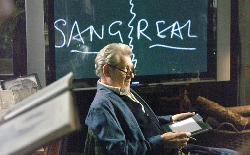 The Da Vinci Code - Sakrileg 
 Thriller. Kurz nachdem er einen Vortrag in Paris gehalten hat, wird der renommierte Symbologe Dr. Robert Langdon in den Louvre gerufen. Dort wurde der Kurator Saunière ermordet aufgefunden, und nun bittet die französische Polizei den Wissenschaftler um Hilfe. Am Tatort wurden rätselhafte Zeichen entdeckt sowie eine Nachricht, die Saunière für seine Enkelin Sophie Neveu hinterlassen hat. Schon bald finden die Kryptologin und Langdon heraus, dass das Opfer ein Mitglied der Bruderschaft Prieuré de Sion war. Angeblich gehörte auch Leonardo da Vinci dieser Vereinigung an, und anhand versteckter Botschaften in den Werken des Künstlers folgen die beiden einer Spur, die zum Heiligen Gral führen soll. Doch der Versuch diesen Mythos zu entschlüsseln, entwickelt sich zu einer lebensgefährlichen Verfolgungsjagd. Nicht nur die Polizei ist ihnen auf den Fersen, sondern auch religiöse Fanatiker, die über Leichen gehen, um in den Besitz des Grals zu kommen - wenn er denn wirklich existiert
