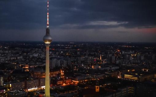 Hauptstadt am Abgrund - Wie Clans und Extremisten Berlin erobern 
 Die Silvesternacht 2022, steigende Kriminalität un...