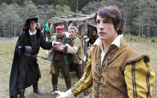 Rumpelstilzchen 
 Wer kennt es nicht, das Rumpelstilzchen, das der schönen Müllerstochter im Schlossturm dreimal hilft, Stroh zu Gold zu spinnen. Und jedes Mal verlangt es ein wertvolles Pfand.
Erst ihren Ring, dann ihre Kette und dann ihr erstes Kind, wenn sie Königin ist. Doch als das Rumpelstilzchen das Kind holen will, verteidigt es die Königin mit ihrer ganzen Liebe. Gemeinsam mit dem König und ihren guten Freunden schlägt sie das Böse in die Flucht.