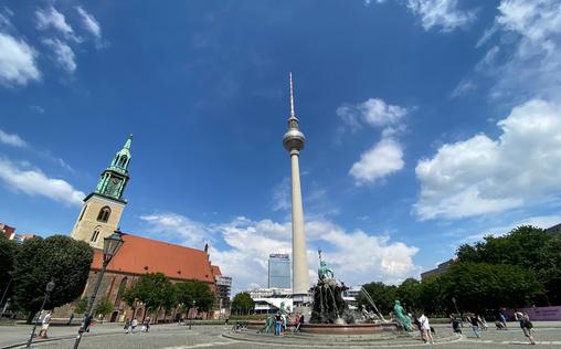 Unterwegs in Berlin-Mitte 
 Mit Smart-Phone und 360-Grad-Kamera unterwegs durc...