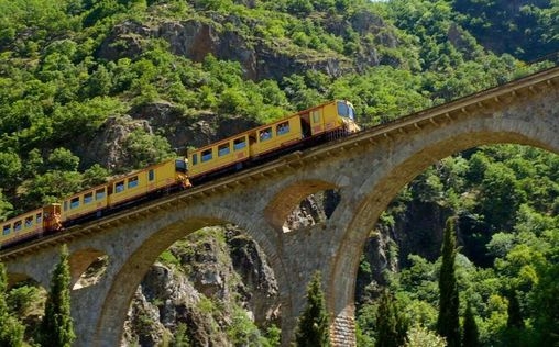 Die wilde Schönheit der Pyrenäen 
 In dem Hochgebirgszug mit rund 200 Gipfeln über 3....