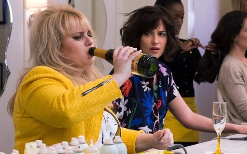 How to Be Single 
 Eine feste Beziehung kommt für Alice, Meg, Robin und Lucy – zumindest im Moment – nicht in Frage. Doch auch das Alleinsein ist nicht unproblematisch. Alice (Dakota Johnson) sehnt sich nach Abwechslung und hat mit ihrem Freund Josh Schluss gemacht. Ihre Schwester Meg bringt als Gynäkologin täglich eine Vielzahl an Kinder zur Welt, aber mit einem Mann zusammenleben und selbst Mutter sein schließt sie kategorisch aus. Die übergewichtige Robin nutzt jede Gelegenheit zu einem Date, auch wenn nie mehr daraus wird als ein One-Night-Stand. Lucy steckt nach diversen missratenen Verabredungen in einer tiefen Sinn- und Lebenskrise. Das Schicksal führt sie alle in New York City zusammen. Alice ist dort bei ihrer Schwester Meg untergekommen und arbeitet als Anwaltsgehilfin. Ihre Kollegin Robin (Rebel Wilson) führt sie in das Partyleben im Big Apple ein. Die Bar von Tom dient als Treffpunkt vieler alleinstehender junger Frauen, so auch für Lucy (Alison Brie), die frustriert Dating-Plattformen konsultiert. Nachdem Alice ihr Single-Dasein satthat, kommen auch den anderen Zweifel. Was hält das New Yorker Nachtleben für die lebenslustigen Damen bereit?

Dakota Johnson (Alice), Alison Brie (Lucy) und vor allem Rebel Wilson (Robin) brennen in „How To Be Single“ ein kurzweiliges Feuerwerk an Slapstick-Einlagen, verrückten Gags und treffendem Wortwitz ab. Aus feministischer Sicht hinterfragt die Romantikkomödie frech und frei jede Menge Klischees und Vorurteile in Liebesdingen, ob nun als Single oder nicht. Für die temporeiche Inszenierung sorgte der deutsche Regisseur Christian Ditter (von ihm stammt auch das „Momo“-Remake).