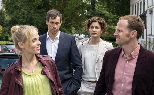 Vier kriegen ein Kind 
 Für Neele und ihre Lebenspartnerin Steff scheint der Traum vom eigenen Kind endlich in Erfüllung zu gehen: Steff ist schwanger. Allerdings kam es bei der künstlichen Befruchtung zu einer Verwechslung - statt ihres sorgsam ausgewählten Samenspenders erwischten sie die Samenspende eines schwulen Paares: Kalle und Jens wünschen sich ebenfalls ein Baby und betrachten die Verwechslung als eine Art Fügung. Während die beiden Männer sich auf ihre Zeit als aktive Väter freuen, sehen Neele und Steff ihre harmonische Dreisamkeit in Gefahr. Doch trotz aller Bedenken lässt das ungleiche Vierergespann es auf einen Versuch ankommen. - Die glänzend gespielte Gesellschaftskomödie behandelt ein aktuelles Thema auf gleichermaßen intelligente wie frisch-freche Weise.