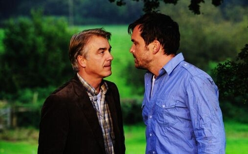 Die grünen Hügel von Wales 
 Möbelrestauratorin Alex Stapleton (Julia Richter) möchte in London ein Geschäft eröffnen. Doch sie braucht Geld. Nach dem Tod ihres Mannes will sich die alleinerziehende Mutter von Sohn David (Dominik Jahn) mit dem Verkauf des alten Cottage ihrer verstorbenen Großeltern finanziell sanieren. Doch der Makler winkt ab: zu klein, zu baufällig. Gutsbesitzer James Belbroughton (Pascal Breuer) macht sich Hoffnungen, mit seiner damaligen Jugendfreundin eine gemeinsame Zukunft aufzubauen. Auch Michael Lloyd Glynn (Christoph M. Ohrt), der Bürgermeister des Ortes, wirft ein Auge auf die attraktive Besucherin. Zwischen beiden entsteht eine tiefe Zuneigung, bis Alex herausfindet, dass Michael verlobt ist. Diesen Konflikt nutzt der wenig vertrauenswürdige Glücksritter Sam Morgan (Ole Puppe) aus. Er vermutet Goldvorkommen auf dem Grundstück des Cottage und will Alex drängen, diese abbauen zu lassen. Für sie die finanzielle Rettung. Alex steht vor einer Gewissensentscheidung.