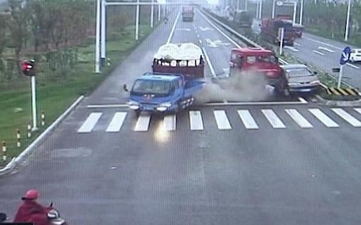 Dashcam - Die schlimmsten Autofahrer der Welt 
 Abgefahren - Die spektakulärsten Dashcam Clips (3.8)