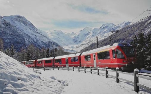Winterwunderland Schweiz per Bahn 
 