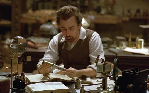 The Illusionist - Nichts ist wie es scheint 
 Im Wien des späten 19. Jahrhunderts lässt der Magier Eisenheim die Massen mit seinen perfekten Tricks an echte Zauberei glauben. Weniger überzeugt von Eisenheims Talenten ist der neurotische Kronprinz Leopold, der Eisenheim den eigentlich ganz netten Polizeichef Uhl auf den Hals hetzt. So richtig sauer wird der Monarch aber erst, als seine Mätresse Sophie in Liebe zu dem Schausteller entbrennt. Als Sophie nach einem heftigen Streit ermordet aufgefunden wird, beschwört Eisenheim öffentlich ihren Geist ...