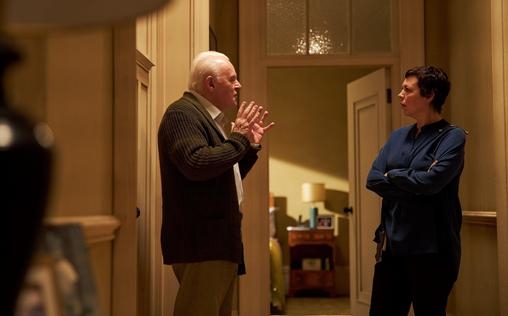 The Father 
 Der 80-jährige Anthony (Anthony Hopkins) glaubt felsenfest, noch ganz gut klarzukommen. Die großbürgerliche Londoner Wohnung, in der er sich zu Hause fühlt, möchte Anthony auf keinen Fall verlassen. Wenn der ehemalige Ingenieur etwas durcheinanderbringt, versucht er es zu überspielen. 
Wie unaufhaltsam seine Demenz fortschreitet, weiß jedoch seine Tochter Anne (Olivia Colman). Betreuerinnen, die sie sorgsam für ihren Vater auswählt, vergrault er mit Boshaftigkeit. Als Anne ihm mitteilt, dass sie einen Mann in Paris kennengelernt hat und zu diesem ziehen möchte, geraten die Dinge für Anthony noch stärker durcheinander. 
Er vergisst selbst Verwandte und verwechselt Annes Ex-Mann Paul (Rufus Sewell) mit einem Unbekannten (Mark Gatiss). Als ihm Anne eine neue Betreuerin vorstellt, überrascht ihr Vater zunächst mit einer gewinnenden Art: Laura (Imogen Poots) erinnert ihn an seine jüngere Tochter. Doch auch bei der verständnisvollen Pflegerin zeigt Anthony seine schwierige Seite. Trotz der Belastung hält Anne daran fest, so lange und so gut wie möglich für ihren Vater da zu sein.