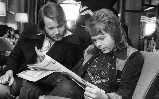 ABBA - Die ganze Geschichte 
 ABBA - unvergessen und heute noch Kult. Es ist die weltweit erfolgreichste Band der späten 70er Jahre. 
1974 jährte sich ihr legendärer Auftritt und Sieg beim Grand Prix d' Eurovision zum 50. Mal - damals Startschuss für ihre großartige internationale Karriere.
Entlang ihrer Welthits von 1976 bis 1980 beschreibt der Film Aufstieg und Ruhm der Kultband. Das Quartett Agnetha Fältskog, Anni-Frid Lyngstad, Benny Andersson und Björn Ulvaeus steht im Mittelpunkt. Aber der Film ist nicht rein biographisch. Mit seinem teilweise exklusiven Archivmaterial und Interview-Ausschnitten setzt er die Erfolgsgeschichte von ABBA in einen musikalischen, persönlichen, aber auch politischen Kontext. ABBA - Ausdruck des 70er Jahre Zeitgeists.
In diesem Frühjahr jährt sich ABBAs legendärer Sieg beim Eurovision Song Contest, damals noch Grand Prix d' Eurovision, zum 51. Mal.
Der Film 'ABBA' erzählt die unvergleichliche Geschichte einer der größten Bands der Musikgeschichte. Er folgt ihren Höhen und Tiefen: Von ihrem legendären Eurovisionssieg mit 'Waterloo' 1974 bis hin zu ihren vielen Mega-Chart-Hits nimmt der Film die Zuschauer mit auf eine Achterbahnfahrt der Liebe, des Kampfes, des Ruhmes und natürlich ihrer Songs, die die Zeit überdauert haben.
Entlang ihrer Welthits von 1976 bis 1980 zeichnet er Aufstieg und Ruhm der Kultband nach. ABBAs Musik hat Millionen von Menschen berührt - der Film präsentiert ihre Geschichte so fesselnd und persönlich wie nie zuvor.
Unter der Regie des preisgekrönten Regisseurs James Rogan, der für seine eindrucksvollen Dokumentarfilme bekannt ist, verwebt der Film eine reichhaltige Erzählung mit einem Schatz an auch exklusivem Archivmaterial und Interviews.
Der Autor selbst sagt über seinen Film:
'Dieser Film fängt die Herausforderung ein, der sich ABBA als schwedische Band stellen musste, um auf der Weltbühne Erfolg und Respekt zu erlangen. Er beschreibt, wie diese Musik entstand, die das Jahrzehnt definierte und die Popmusik für immer veränderte.'