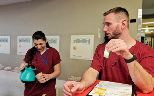 Notaufnahme: Samstagnacht 
 Volles Haus