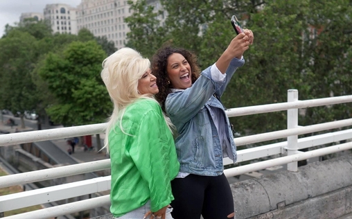 Das Medium: Theresa Caputo 
 Hello, London!