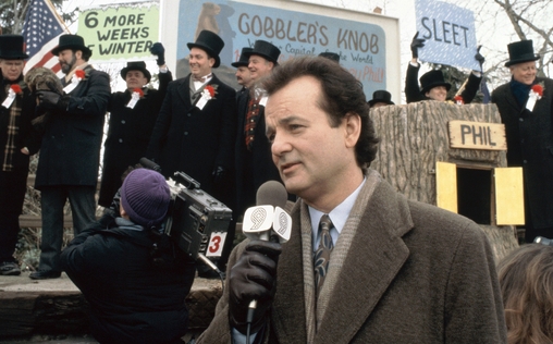 Groundhog Day 
 Phil Connors (Bill Murray) ist ein Ekel. Als Wette...
