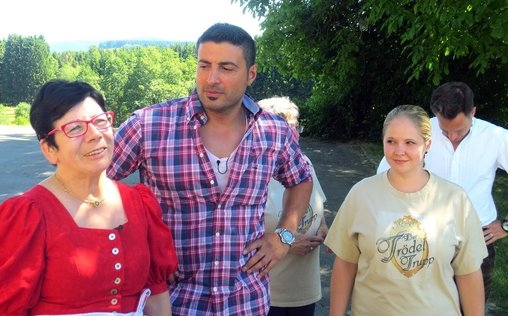 Der Trödeltrupp - Das Geld liegt im Keller 
 Sükrü bei Erika