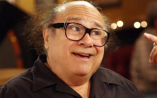It's Always Sunny in Philadelphia 
 Frank fällt aus dem Fenster