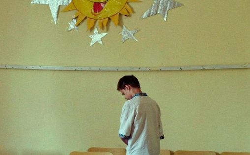 Dad's Sneakers 
 „Dad’s Sneakers“ ist ein intensiver, aufwühlender Einblick in die Seele des 13-jährigen Sasha und die Lebensumstände eines Kindes, dass in staatlicher „Fürsorge“ lebt. Bogdan Zenchenko spielt Sasha so stark, dass es wehtut, ihn in seiner Verlorenheit zu beobachten. Hier ist das universelle menschliche Bedürfnis nach einer Familie, nach Liebe und Halt so akut. 
Director’s Note von Olha Zhurba: 
„Dad's Sneakers