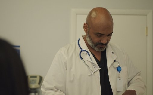 Awkwafina Is Nora from Queens 
 Stopp! Zeit für Nora