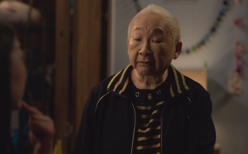 Awkwafina Is Nora from Queens 
 Nora trifft Brenda