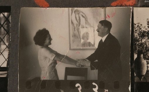 Riefenstahl 
 Als Regisseurin schuf sie ikonographische Bilder. ...