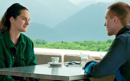 Seelenverwandte 
 Als französischer Soldat in Mali wird der junge David durch eine Explosion schwer verletzt und nach Paris ins Invalidenkrankenhaus gebracht. Dort wacht er eine Woche später in Gegenwart seiner Schwester Jeanne aus dem Koma auf. Der ersten Erleichterung folgt eine erschütternde Feststellung: David leidet unter Gedächtnisverlust und erkennt Jeanne nicht mehr. Neben der körperlichen Rehabilitation muss der junge Mann nun alles neu lernen. Seine Schwester gibt sich völlig seiner Versorgung hin.