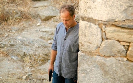 Hartwig Seeler - Im Labyrinth der Rache 
 Der Privatdetektiv Hartwig Seeler lässt sich zu einem Auftrag überreden, den er eigentlich ablehnen möchte. Im südgriechischen Kardamili soll der Münchner Ex-Polizist nach dem verschwundenen Bruder seines Auftraggebers suchen. Mit dem Küstenort verbindet Seeler eigene Erinnerungen an den letzten Urlaub vor dem Tod seiner Frau Maria. Was für ein Zufall! Oder vielleicht ein guter Anlass, das Trauma endlich zu verarbeiten? Nach seiner Ankunft versucht Seeler, die Spur des Vermissten aufzunehmen. Sein Ausgangspunkt, ein Foto mit dem Gesuchten in einer bekannten Taverne, führt zwar zu der Urlauberin Sarah. Jedoch behauptet die Frau, den Mann auf dem Bild noch nie gesehen zu haben! Auch die Begegnung mit dem zwielichtigen Partykönig Zehnberg gibt dem erfahrenen Ermittler das beängstigende Gefühl, Teil eines mysteriösen Spiels zu sein. Als Einsatz geht es, wie Seeler nach einem Zwischenfall auf einer steilen Serpentinenstraße feststellen muss, um sein eigenes Leben.